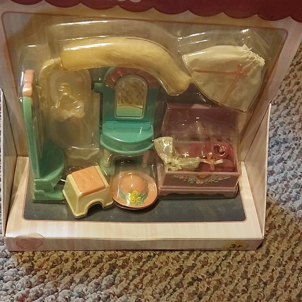 Fisher-Price Dollhouse Dress Up .